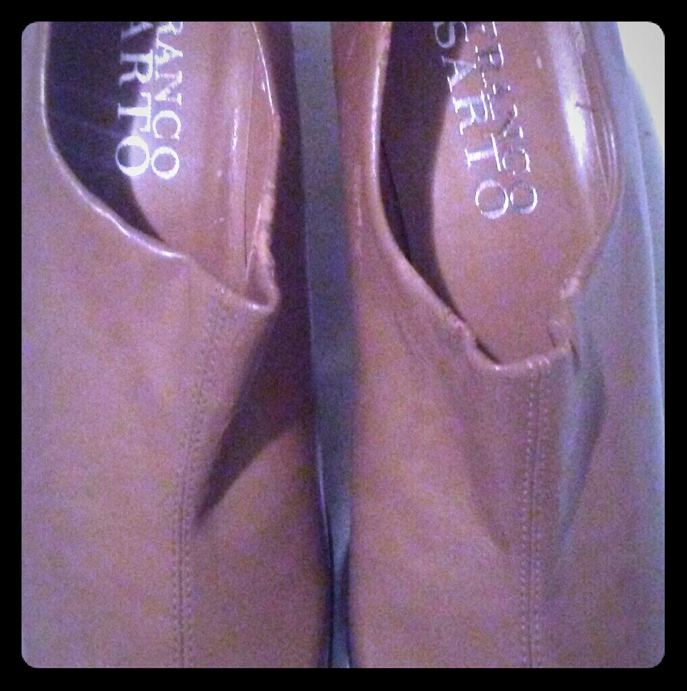 Casual shoe never worn size 9 1/2 some scratch. Fr
